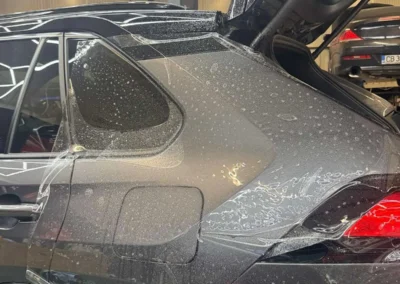 Поставяне на защитно фолио на кола