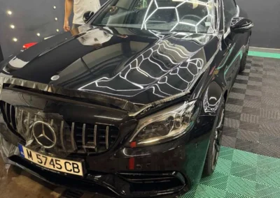 Поставяне на защитно фолио на Mercedes - 2
