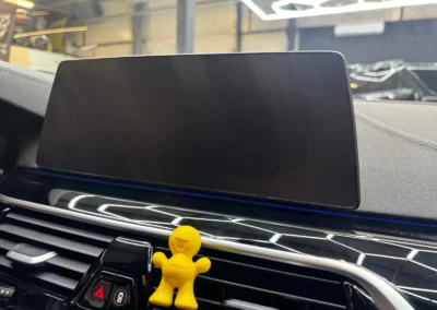 Поставяне на защитно фолио на интериор